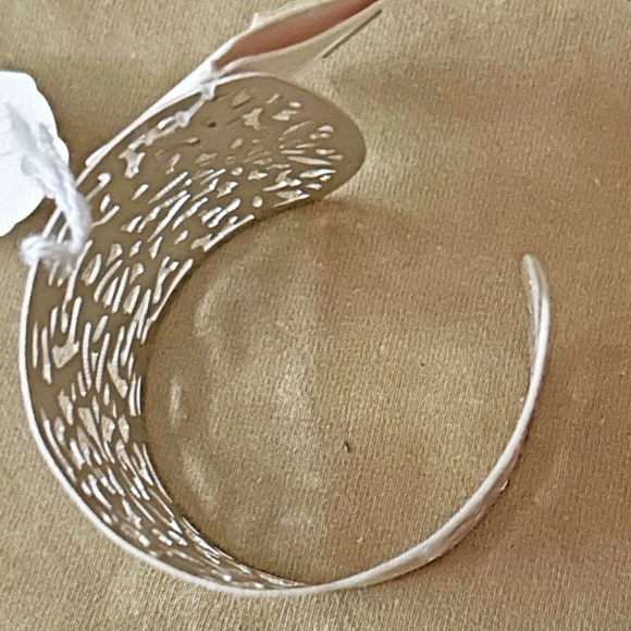 BRACELET, SILVER TONE METAL WITH CUT OUT DESIGNS,  6 ⅜ x 2 ½ INCHES, TAG ON, - Picture 4 of 6